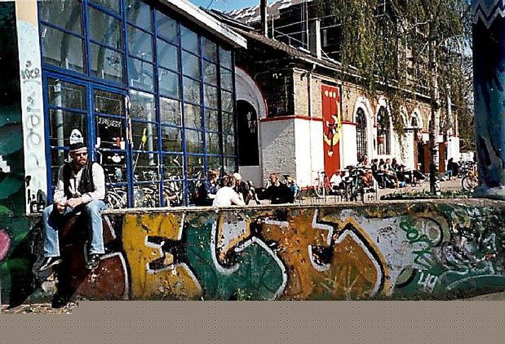 Í vörn Kristjaníubúar reyna að varna því að ríkið taki svæðið aftur yfir.