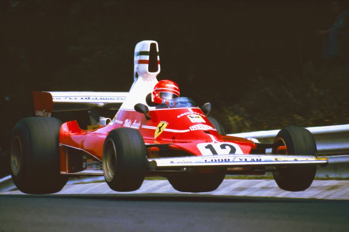 Niki Lauda varð tvisvar heimsmeistari ökumanna með Ferrari, 1975 og 1977 en nú er hann sérstakur ráðgjafi hjá Mercedes.