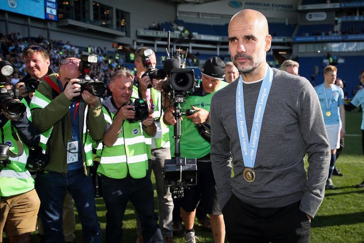 Pep Guardiola með gullið um hálsinn um síðustu helgi.