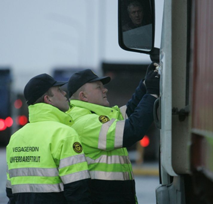 Starfsmenn umferðareftirlits Vegargerðarinnar að störfum.