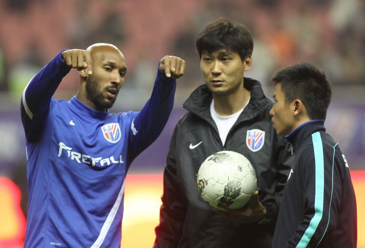 Anelka segir sínum mönnum til.
