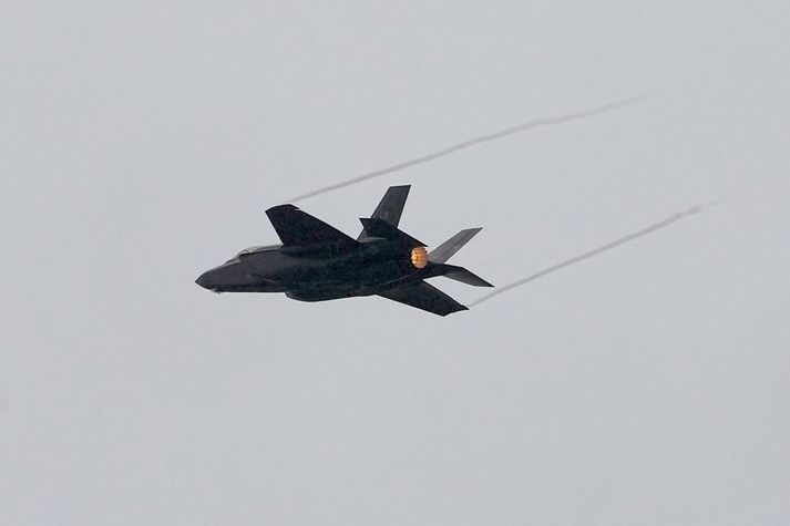 Eftirspurn eftir herflugvélum af öllum gerðum hefur aukist mikið eftir innrás Rússa í Úkraínu. Hér sést F-35 herþota frá Lockheed verksmiðjunum sýna listir sínar.