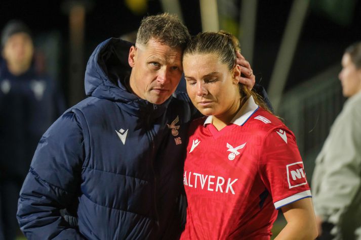 Matthías Guðmundsson, þjálfari Vals huggar leikmann sinn.