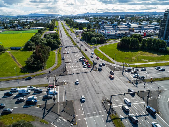 Á meðal gagnrýni á aðgerðaáætlun í loftslagsmálum er að ekki sé boðuð kerfisbreyting á núverandi samgönguháttum Íslendinga, aðeins aðlögun á núverandi kerfi að minni losun.