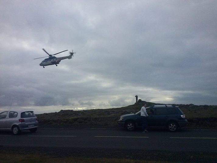 Þyrla Landhelgisgæslunnar var kölluð út eftir að tilkynnt var um að tveimur neyðarblysum hefði verið skotið upp í grennd við Sandgerði. Fljótlega kom í ljós að blysin reyndust vera flugeldar.