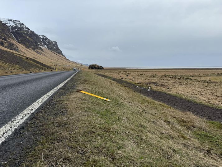 Kona lést þegar grjót hrundi á bíl hennar úr Steinafjalli á mánudag. Hún var erlendur ferðamaður.