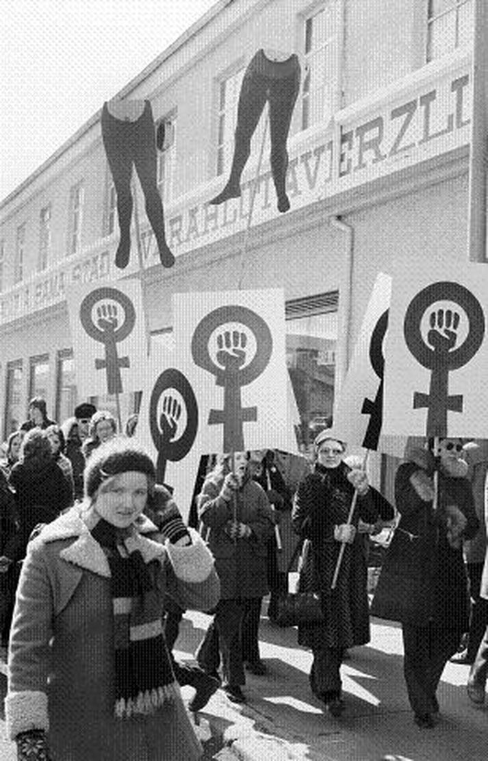 1. maí 1973. Kröfuganga á baráttudegi verkalýðsins fer um Rauðarárstíginn. Nokkur árangur hefur náðst í jafnréttisbaráttu í skandinavískum stjórnmálum, en minni í atvinnulífinu. 
Mynd/ljósmyndasafn reykjavíkur
