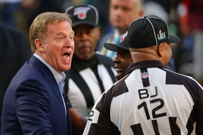 Roger Goodell bregður á leik í samtali við dómarana í Super Bowl leiknum.