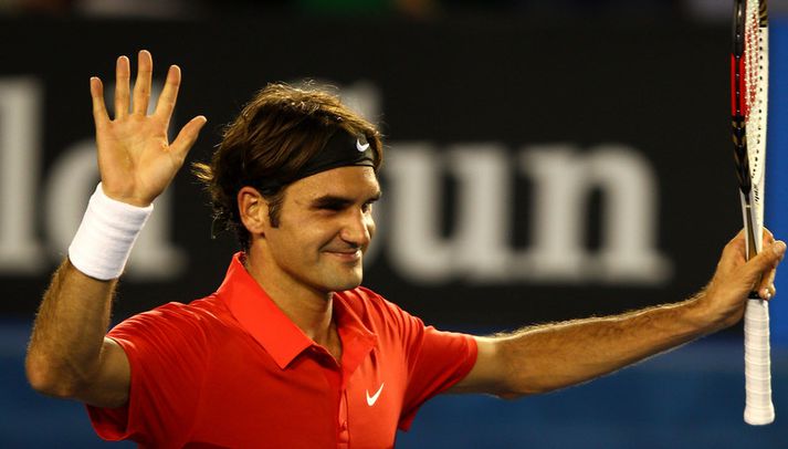 Roger Federer fagnar sigri í morgun.
