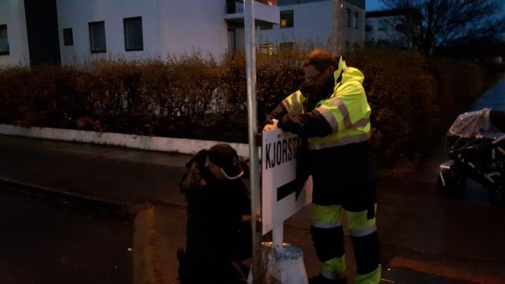 Vætusamt og skýjað var þegar starfsmenn gerðu tilbúið fyrir kjördag í gær en spáð er bjartara veðri í höfuðborginni á kjördag.