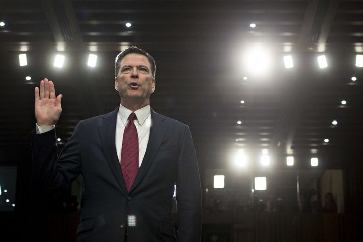 James Comey áður en hann hóf að svara spurningum þingnefndar öldungadeildarinnar í dag.