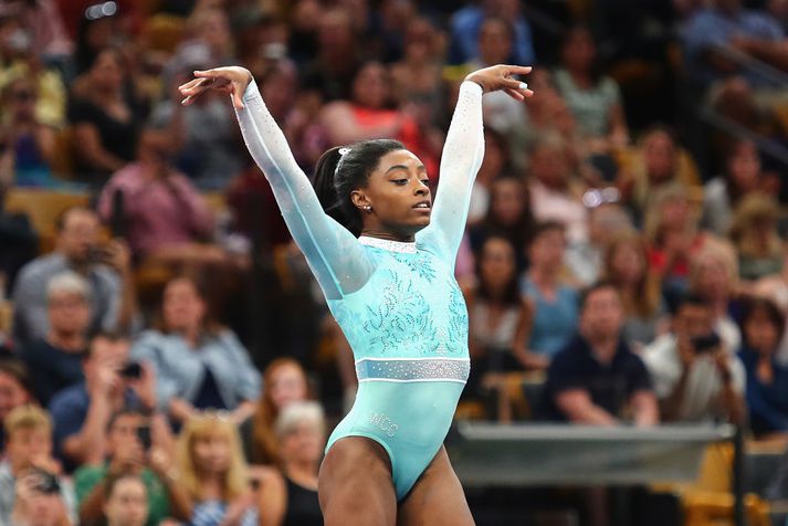 Simone Biles var í sægrænu búningi sem var tiil að sýna fórnarlömbunum samstöðu.