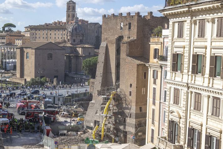 Mikill fjöldi viðbragðsaðila var á vettvangi til að aðstoða við björgun. Turninn hrundi að hluta. 