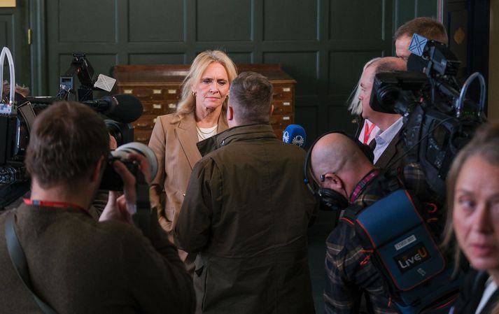 Þorgerður Katrín ræðir við blaðamenn að loknum fundunum í morgun.