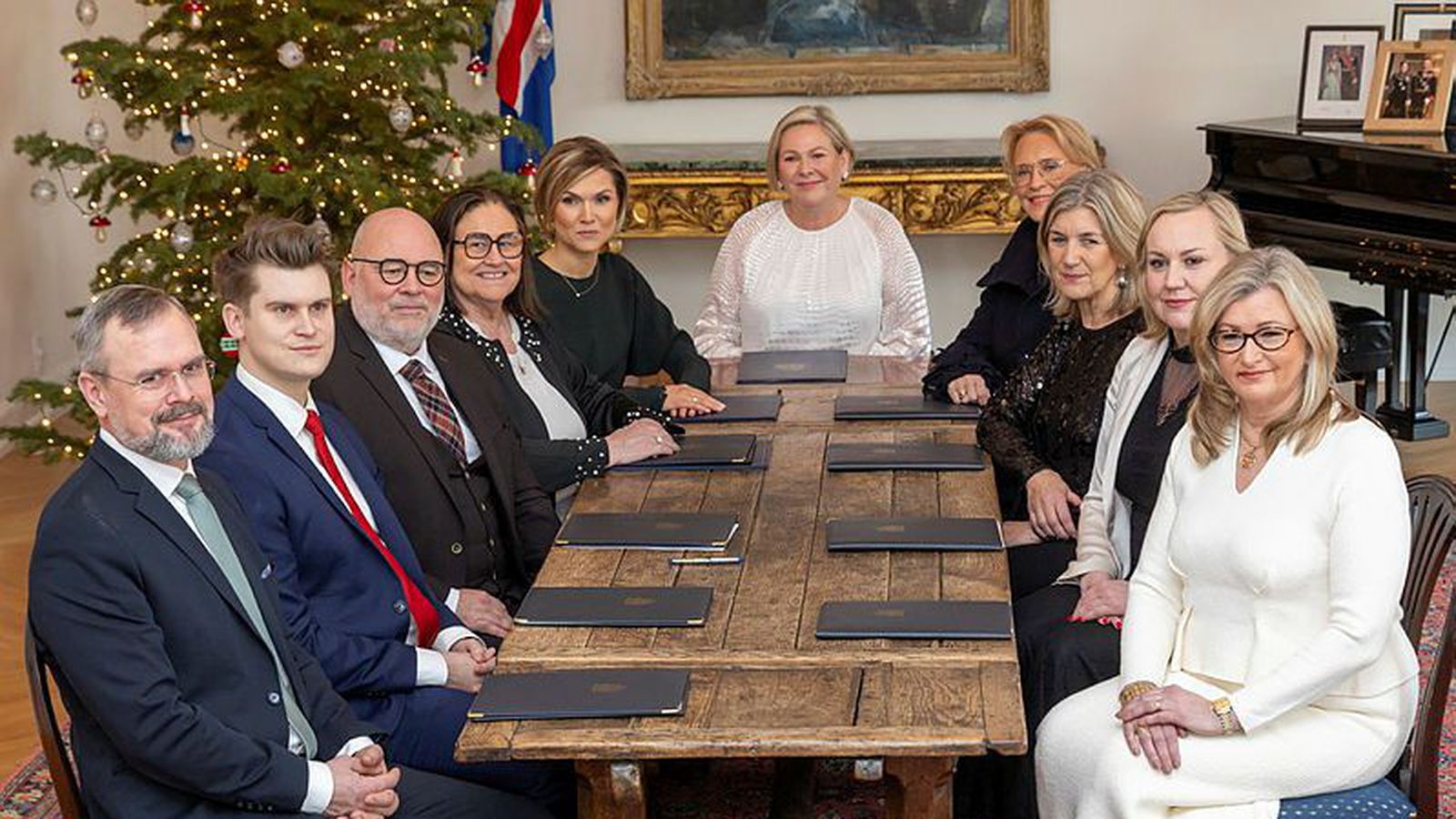 Ó­á­nægjan eykst