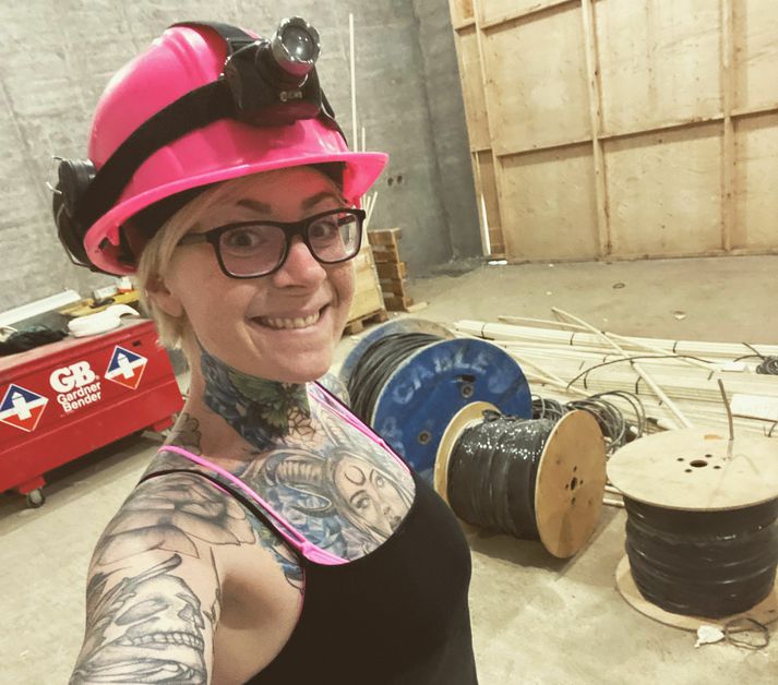 Tinna Kristjánsdóttir er rafvirki og dæluviðgerðarmanneskja. Hún tekur þátt í keppninni Iðnaðarmaður ársins 2024 á X977.