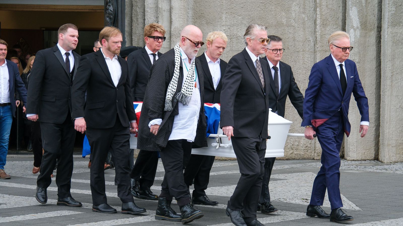 Hjart­næm at­höfn þegar Gunnar Þórðar­son var jarð­sunginn