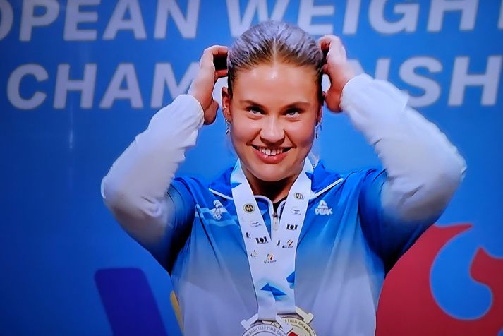 Íslenska lyftingakonan Eygló Fanndal Sturludóttir á verðlaunapallinum á EM í dag.