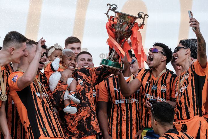 Leikmenn Shakhtar Donetsk fagna úkraínska meistaratitlinum sem liðið vann á síðasta tímabili.