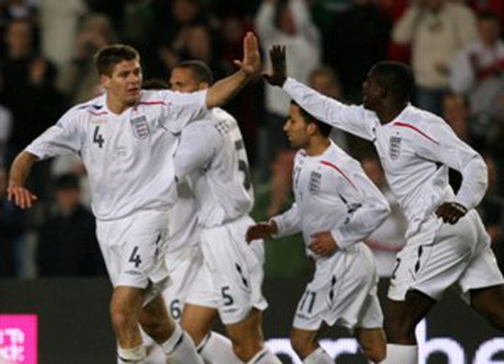Steven Gerrard bjargaði höfði landsliðsþjálfara síns með tveimur mörkum í kvöld
