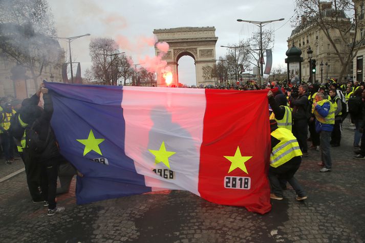 Mikill viðbúnaður er í París vegna mótmæla Gulu vestanna. Búið er að girða af helstu ferðamannastaði borgarinnar og þá hafa kaupmenn skellt í lás.