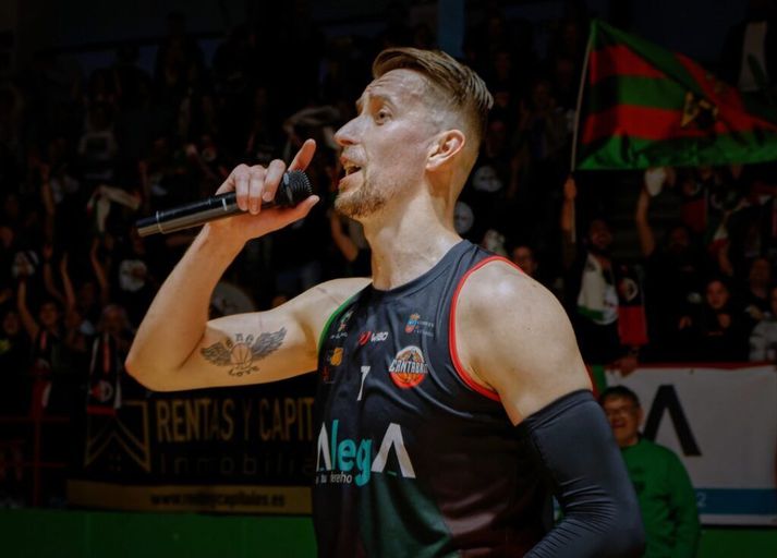 Mirza tekur lagið fyrir stuðningsfólk Grupo Alega Cantabria 