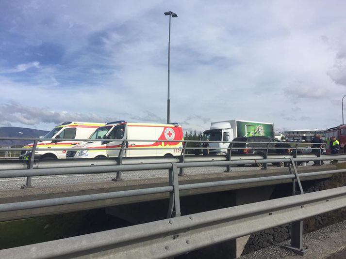 Töluverðar tafir eru á umferð og löng bílaröð í bæði austur og vesturátt.