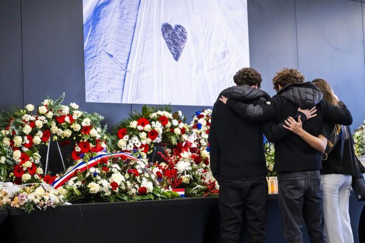 Ættingjar og vinir minntust þeirra sem létust á minningarathöfn í sýningar- og ráðstefnumiðstöðinni Martigny Expo (CERM) í Martigny í Sviss í gær. 