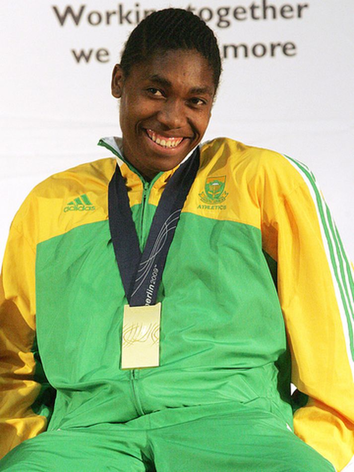 Caster Semenya með gullið sitt.