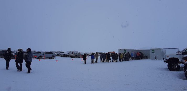 Hér má sjá langa röð sem myndaðist við salernisaðstöðuna við Jökulsárlón.