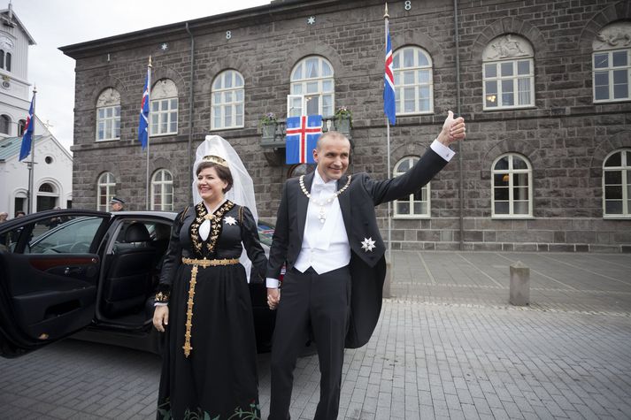 Guðni og Eliza stíga úr forsetabílnum, komin á Austurvöll, og heilsa viðstöddum.