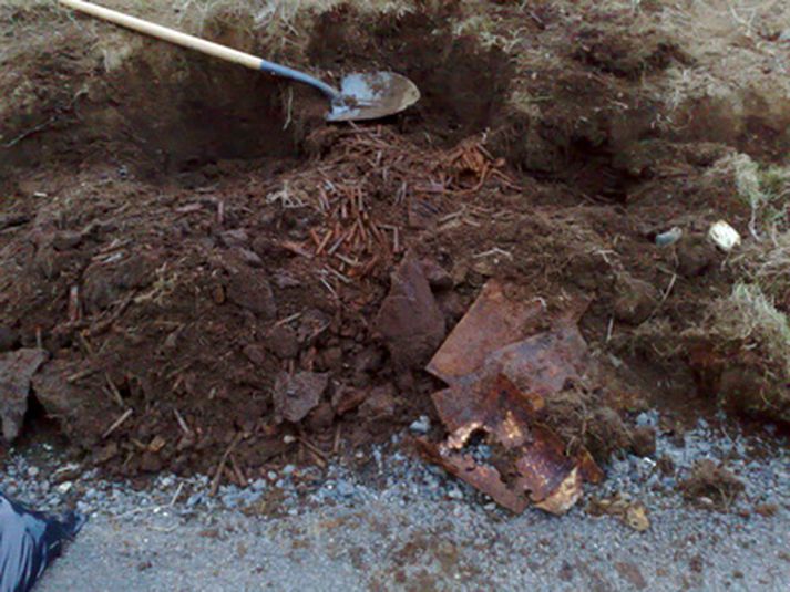 Um var að ræða riffil- og skammbyssuskot auk fosfórblysa.