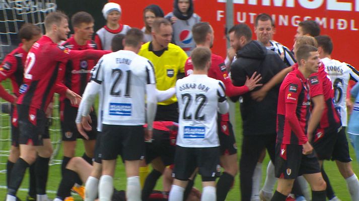 Þórður Ingason og Kjartan Henry Finnbogason fengu að líta rauða spjaldið eftir að hafa hagað sér verst af mörgum sem fóru yfir strikið í lok leiks í Vesturbænum.