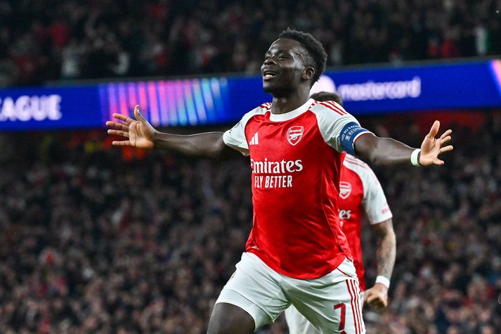 Bukayo Saka fagnar marki sínu í kvöld