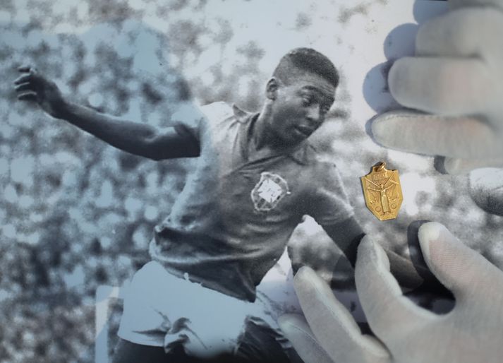Mynd af Pele frá HM 1958 og ofan á henni má sjá gullverðlaun Pelé frá úrslitaleik heimsmeistaramótsins 1958, þegar þau voru til sýnis.