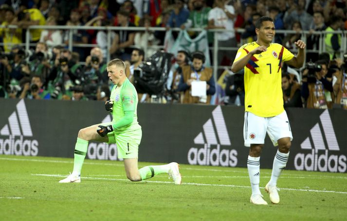 Jordan Pickford fagnar vítamarkvörslu sinni.