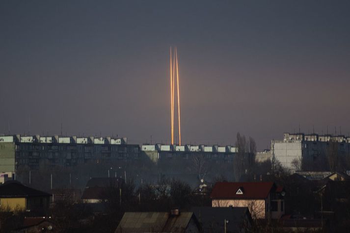 Þrjár af eldflaugunum sem Rússar skutu á loft í morgun. Flaugunum var skotið frá Belgorod en myndin er tekin í Kharkív.