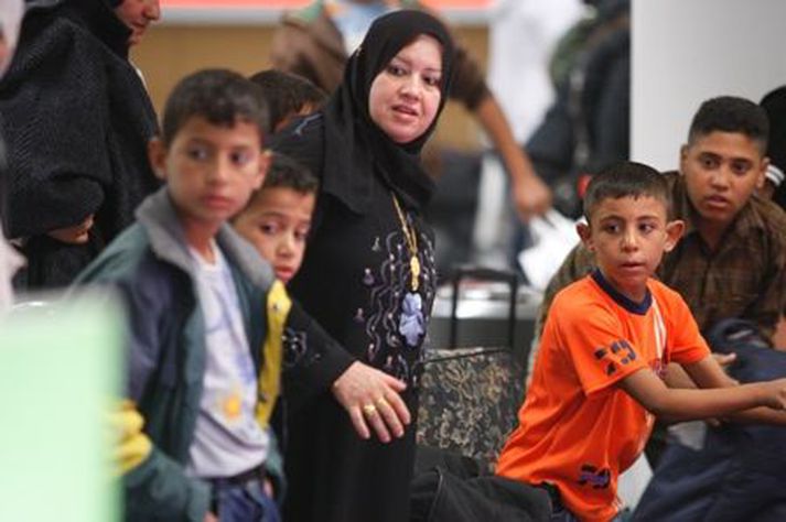 Hluti hópsins á Keflavíkurflugvelli í gærkvöld.