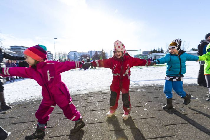 Barnalæknir óttast að börn hreyfi sig minna þegar birtustundum á vökutíma fækkar ef klukkunni verður seinkað um klukkustund.