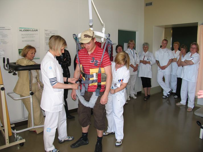 Nemandi Kvennaskólans prófar loftlyftutækið sem þau söfnuðu fyrir árið 2010.