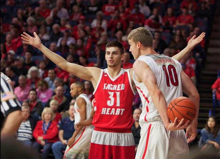 Mario Matasovic að etja kappi við Lauri Markkanen í háskólaboltanum