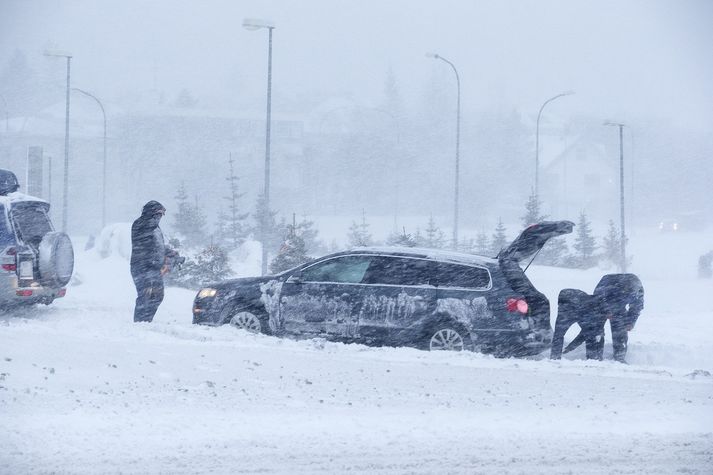 Gera má ráð fyrir að Íslendingar fái að upplifa ósvikið vetrarveður í vikunni með tilheyrandi kuldatíð, hvassviðri og fönn. Hvort það verði jafn slæmt og á þessari mynd, sem er úr safni, skal ósagt látið. 