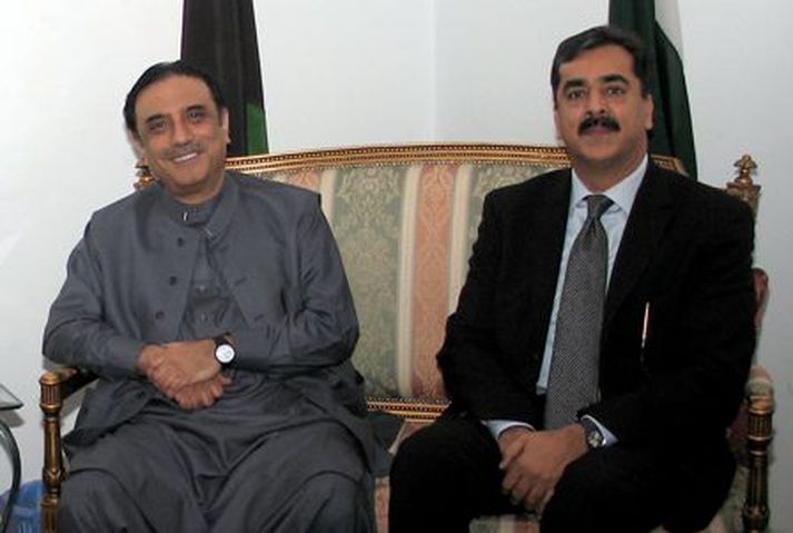 Asif Ali Zardari ekkill Bhuttos (tv), ásamt Yusuf Raza Gillani. Mynd/ AFP