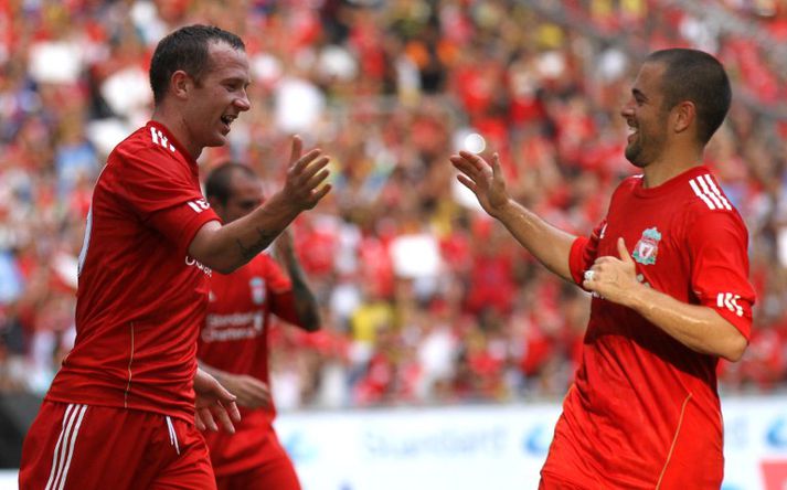 Charlie Adam fagnar hér marki sínu ásamt Joe Cole.