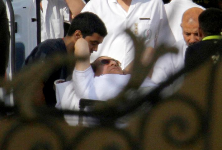 Hosni Mubarak fluttur inn á sjúkrahús úr þyrlu, sem flutti hann úr fangelsinu.