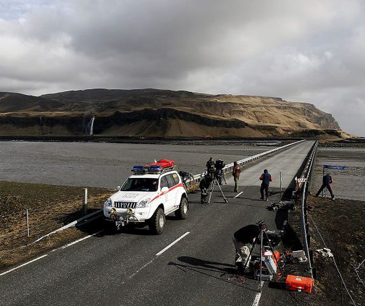 Fréttastöðvar frá öllum heimshornum hafa verið með beinar útsendingar frá Íslandi undanfarna daga. Búi Baldvinsson hjá Kukli segir um tuttugu beinar útsendingar vera frá Eyjafjallajökli á dag. Fréttablaðið/GVA