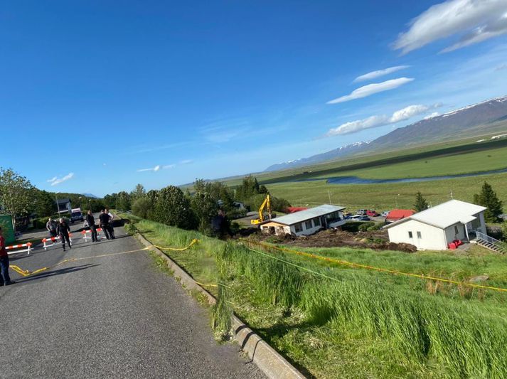 Eins og sjá má hér féll skriðan úr veginum og niður á tvö hús.