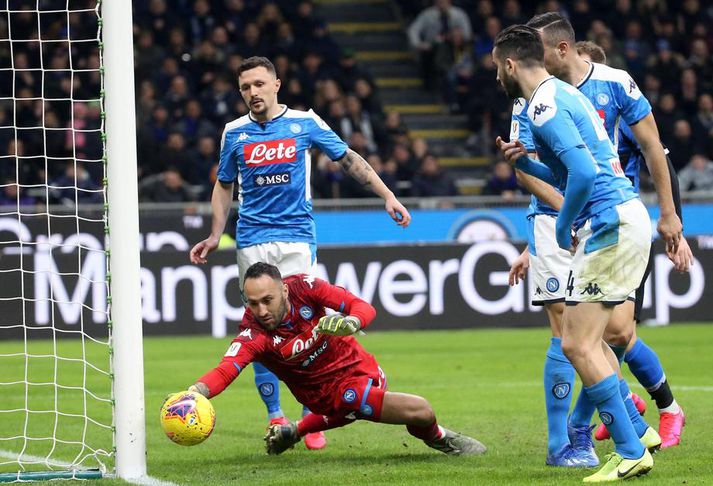David Ospina ver mark Napoli hér í sigrinum á Inter í kvöld.