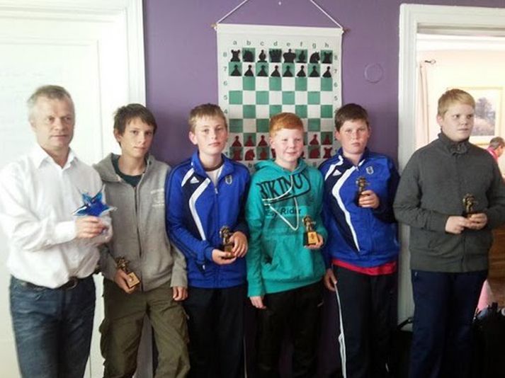 Strákarnir með verðlaunin.