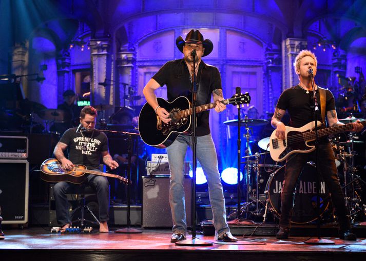 Jason Aldean á SNL-sviðinu í gærkvöldi.